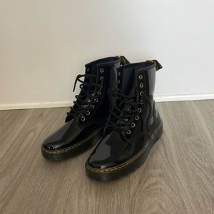 Hello Everyone, I’m selling my sister’s dr. martens. Used only a month.